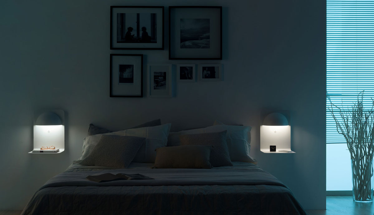 Frandsen Copenhagen lamp charging a smart device