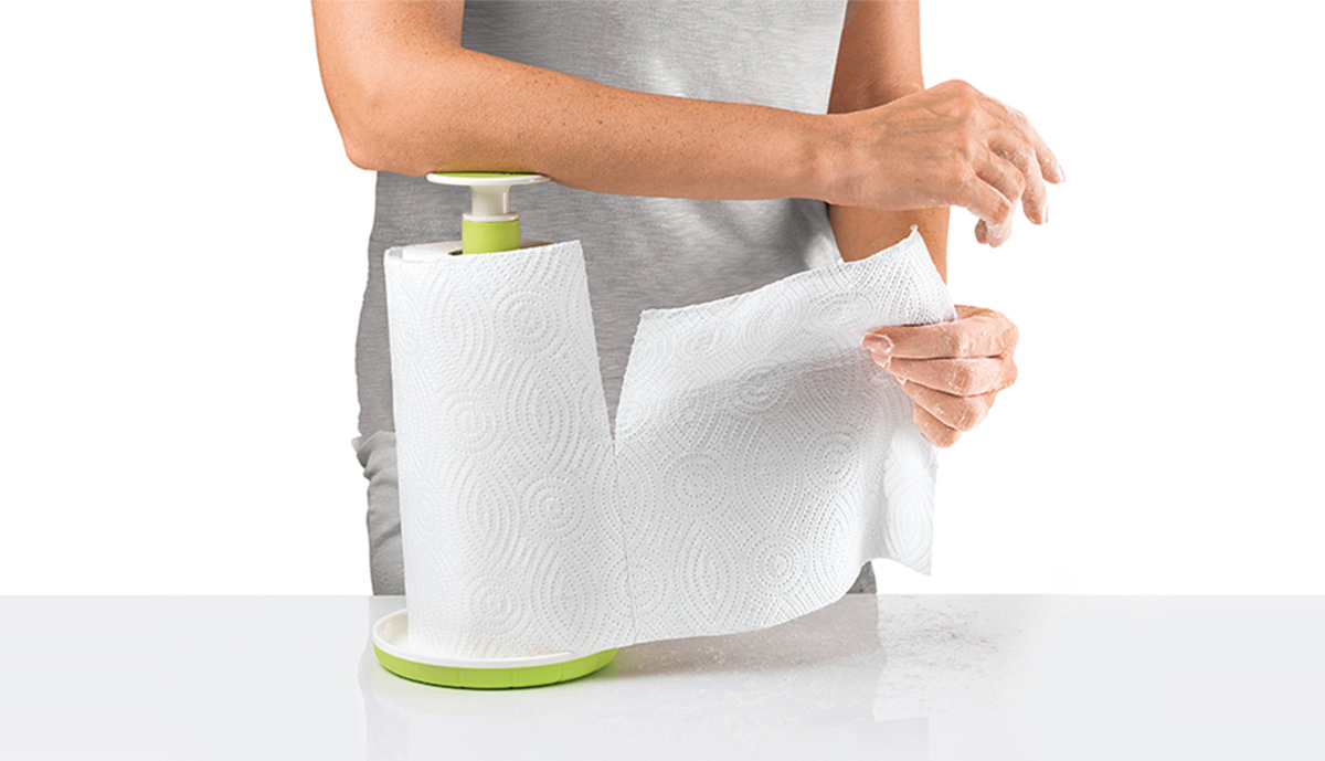 Tearing kitchen paper one-handed from the Guzzini Push&Block holder