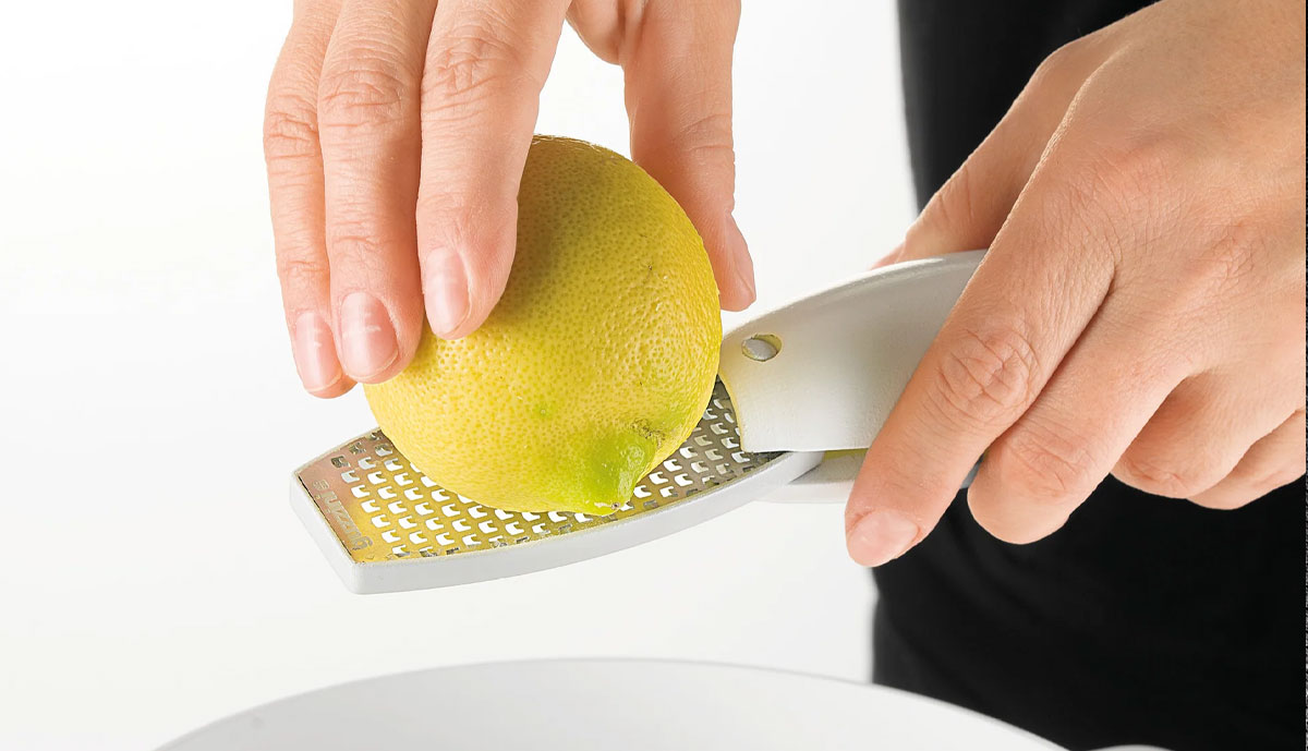 Grating citrus zest with the Guzzini grater